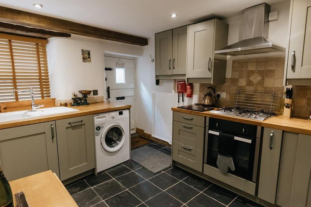 Fryers Cottage - Beautiful 2 Bedroom Town & Country Cottage On Edge Of Peak District Wirksworth Exterior photo