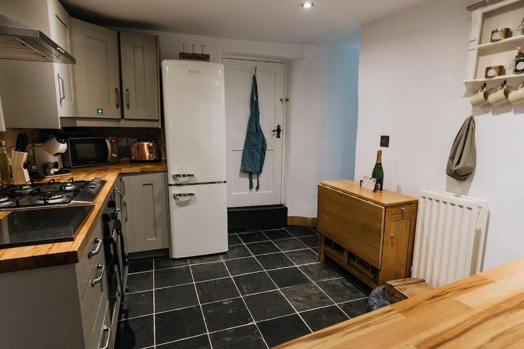 Fryers Cottage - Beautiful 2 Bedroom Town & Country Cottage On Edge Of Peak District Wirksworth Exterior photo